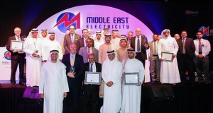 Peter den Boogert (front row 2nd from left), GM Altaaqa Global & Khalil Abdul Malik (front row 3rd from left), GM PEC & winners of Middle East Electricity Awards 2014 low res